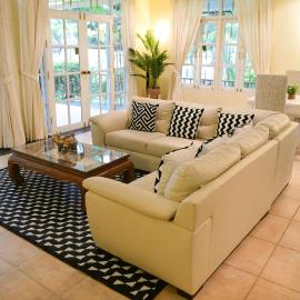Shimmer Three-Bedroom Villa with large garden and two swimming pools, hotel in Rawai Beach