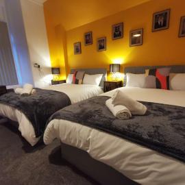 Spacious & comfy 4 bed house, 6 Beds, Free Private Parking & Wifi