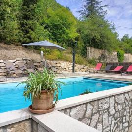 Gîte des Anges, Domaine de la Méouge, piscine et accès direct rivière โรงแรมในBarret-sur-Meouge