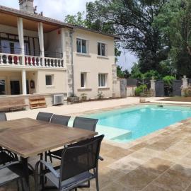 Gîte Ladeveze โรงแรมในเนรัค