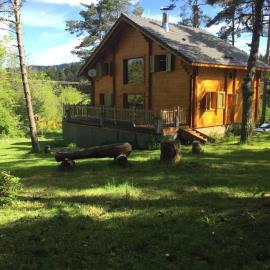 Chalet le Brame en Cevennes, hotel u gradu Camprieu