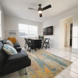 Villa #5 Lovely and New - Pompano Beach - 4-Minute Walk to Beach, hotel in Pompano Beach
