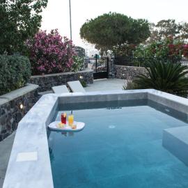 Santorini Vineyard Villa with Heated Pool: Éxo Goniá şehrinde bir otel