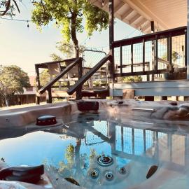 Free Tubes, Sleeps 8, HotTub, Firepit, Pet Friendly!