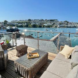 Enchanting Harbourside Cottage with Panoramic Views、Polruanのホテル