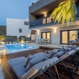 Villa ToDo with heated pool and jacuzzi, Hotel in Vinišće