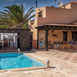 Villa Maravilla piscina climatizada, hotell sihtkohas Villaverde