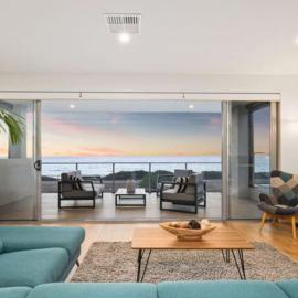 Ocean At Seaford - Panoramic Beachfront with Backyard, hotel in Seaford