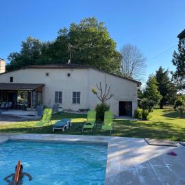 La Tour du Sorbey - Gîte Nature Familial - Piscine - 3 à 6 Pax, hotel Monségur városában