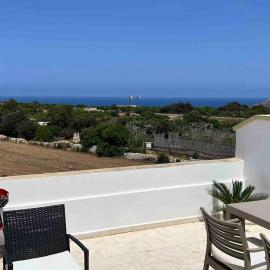 Brand new 3-level sea view apartment near beach, hotel em Il-Pergla
