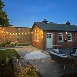 Cosy small cottage in Wirral Merseyside with kitchen、Lower Bebingtonのホテル
