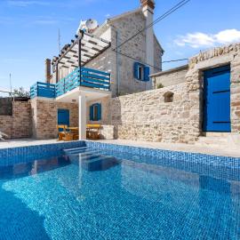 House AnaDora with pool - Zlarin, hotel in Zlarin