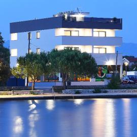Apartments Bonaca with Jacuzzi, hotel a Privlaka (Brevilacqua)