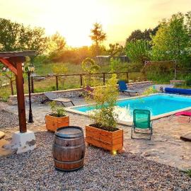 Le P'tit Gîte Gardéchois, piscine Ardèche - 12pers, Hotel in Saint-André-de-Cruzières