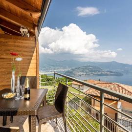 Viesnīca La Dolce Vita - Vista Lago e Piscina pilsētā Parzanica
