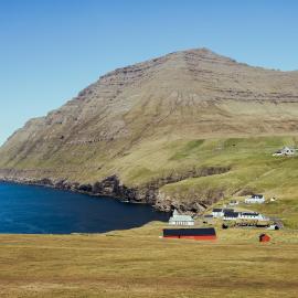 Sea and Mountain View - Scenic Village - 2BR House, hotel v destinácii Viðareiði