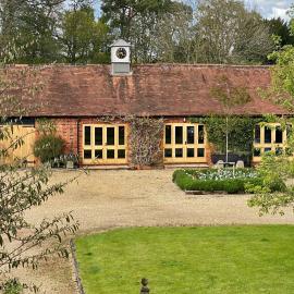 The Clock Tower & Dairy - Two x 2 Bed Barns with Indoor Pool, hotel in Checkendon
