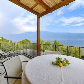 Oleandro apartment directly on the lake