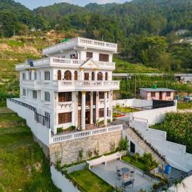 The White House Villa, 8 bedroom, Swimming Pool & Home Theater