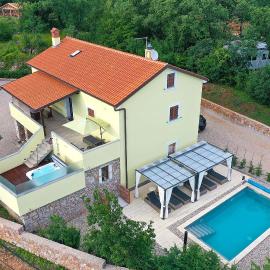 Holiday house Toš-Vila with heated pool, hotel u Vrbniku