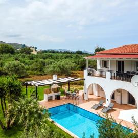 Kournas-Sleeps8-Parking-Garden-Pool-PetFriendly, Hotel in Mouríon