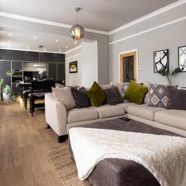 Stylish Central Apartment with Parking & Lift