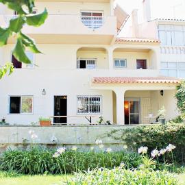 Villa do Sol Carcavelos Beach House، فندق في كاركافيلو