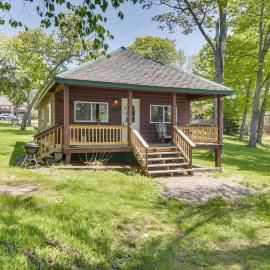 8 Mi to Saddleback Ski Area: Cabin w/ Fire Pit, hotel in Rangeley