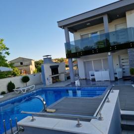 Apartman PAOLA、Vrhのホテル