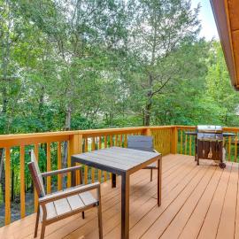 Lake Views: Table Rock Lake Retreat w/ Fenced Yard, hotel u gradu Golden