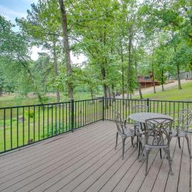 Lakefront Arkansas Home w/ Dock & Sunroom, hotel v destinácii Hot Springs