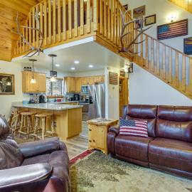 2 Mi to Show Low Lake: Scenic Cabin w/ Balcony, hotel sa Show Low
