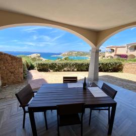 A Punta Tegge il mare la spiaggia il tramonto, hotel in La Maddalena