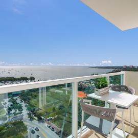 Ocean View Balcony steps from Restaurants, Peacock Park & Marina, hotel v Miami