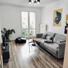 Apartament z parkingiem、Pyskowiceのホテル