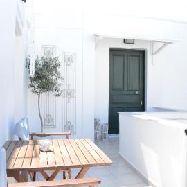 Cute Studio Steps from Catacombs & Bus Stop, hotel en Tripití