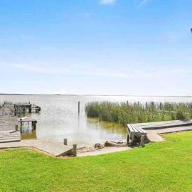 Hindmarsh Hideaway - Waterfront Pet-friendly Living with Private Jetty