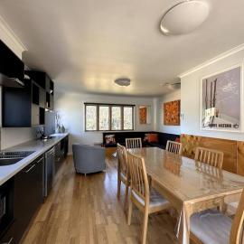 Cape Cod Chalet, alpine-getaways, готель у місті Діннер-Плейн