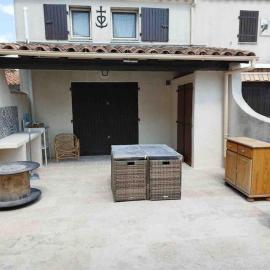 Maison climatisée avec piscine, terrasse et place de parking privative