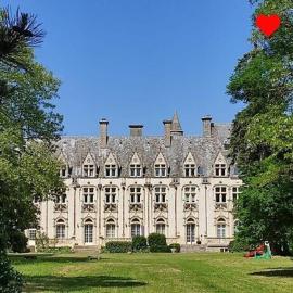 Charmant STUDIO au Calme Tout Confort Dans Château Néo Gothique proche ZENITH COMET ORLEANS Parking Voiture Gratuit WIFI Haut Débit Rue des Montées