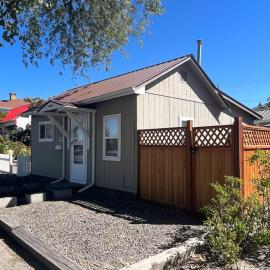 Cheerful pet-friendly bungalow right in town, hotel in Montrose