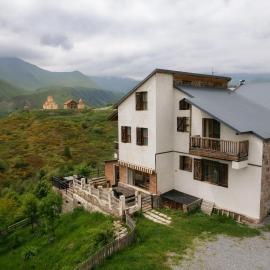 Snow Time Cottage، فندق في غودواري