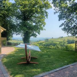 Little Acorn - Luxury shepherd's hut / lodge with private hot tub and garden