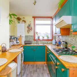 Bright & Spacious Double Room with Garden View- Close to Airport & City Centre