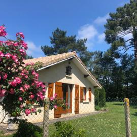 Villa au milieu des pins climatisée, hotel v destinaci Lacanau