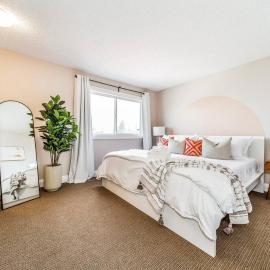 Cozy 3BD w/AC, Patio, Theatre Room, 15 min to DT، فندق في إيدمونتون