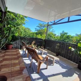 Second Floor Rose House, hotell sihtkohas Quepos