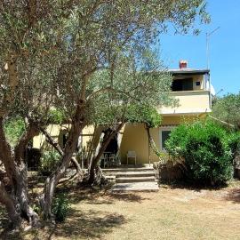 Apartments by the sea Cove Pogana, Cres - 21464, Hotel in Punta Križa