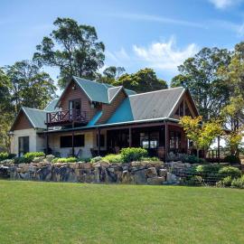 Tintagel Estate I Private Properties, hotel in Forest Grove