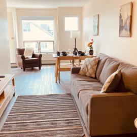 unit #302 Mountain view 2 beds in DT, отель в Канморе